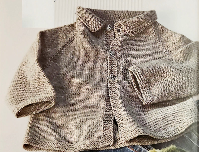 Baby Strickjacke in Größe 62/68. Kostenlose Anleitung