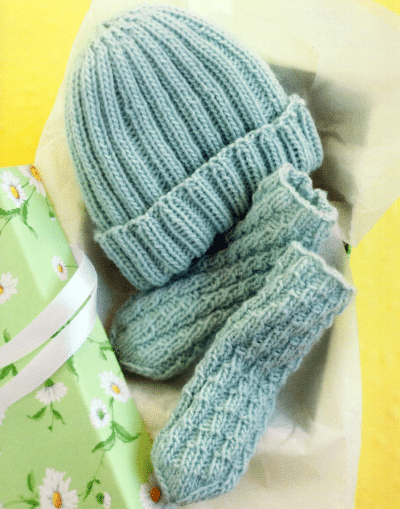 Gestrickte Babysöckchen ohne Ferse und Mützchen