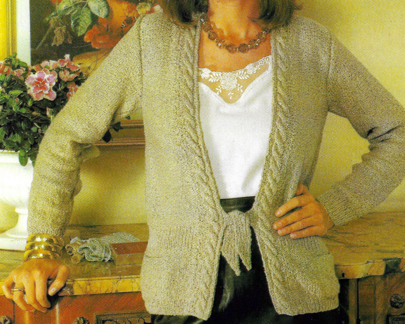 Damen Strickjacke mit Zopfblenden. Kostenlose Anleitung