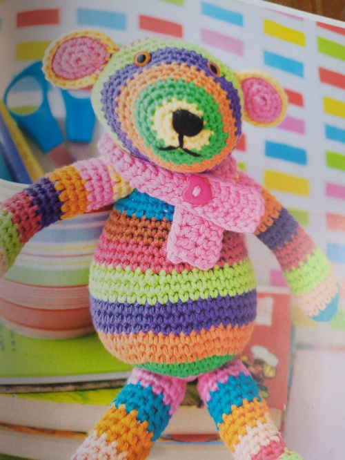 Gehäkelter Ringelteddy. Kostenlose Anleitung für den Bär