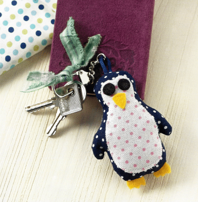 Genähter Pinguin Anhänger in der Größe: 4 cm x 9 cm 