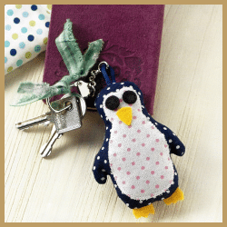 Genähter Pinguin Anhänger in der Größe: 4 cm x 9 cm