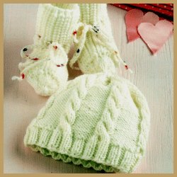 Gestrickte Babymütze und warme Babysöckchen