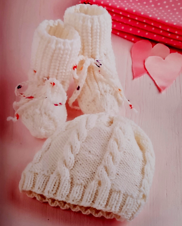 Gestrickte Babymütze und Söckchen. Kostenlose Anleitung