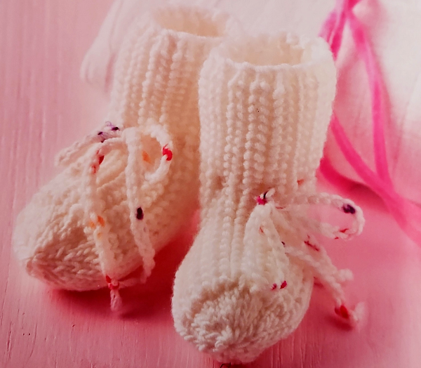 Gestrickte Babymütze und Söckchen. Kostenlose Anleitung
