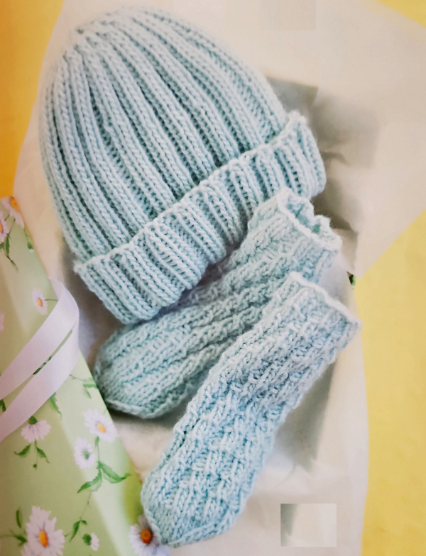 Gestrickte Babysöckchen. Anleitung ohne Ferse + Mütze