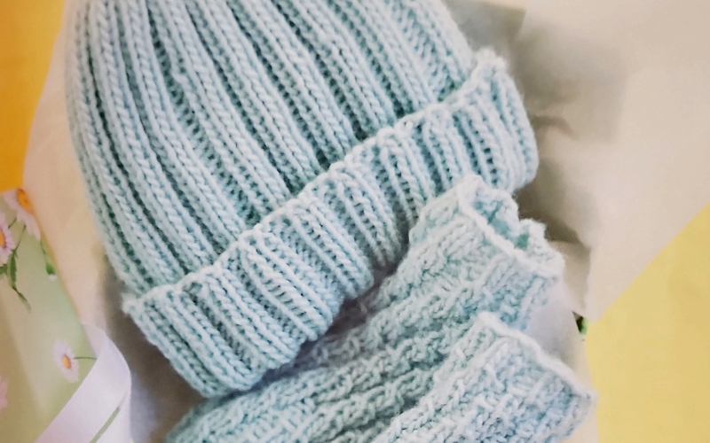 Gestrickte Babysöckchen. Anleitung ohne Ferse + Mütze