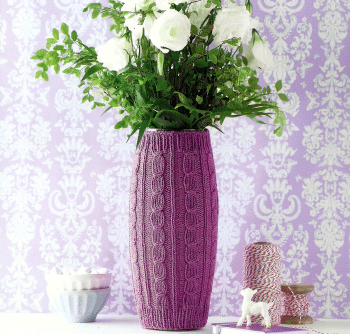 Gestrickte Tassenwärmer, Vase und gestricktes Körbchen