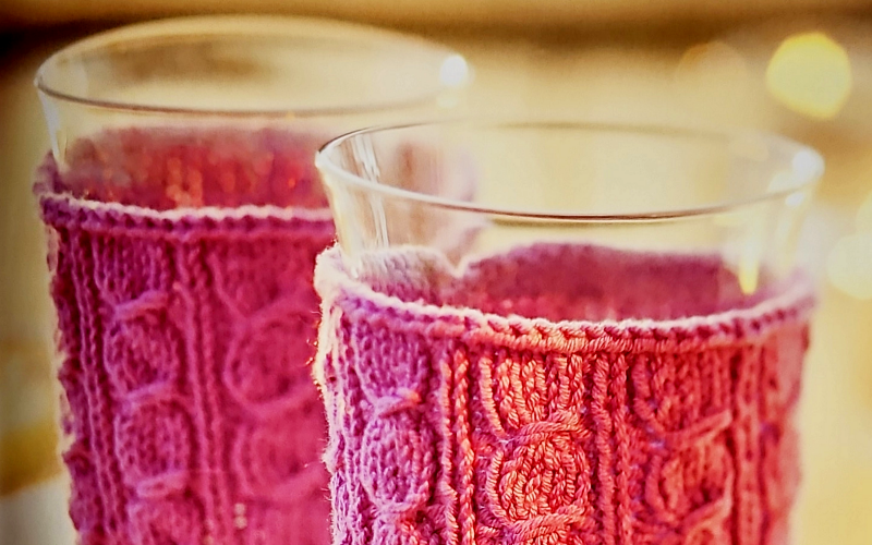 Gestrickte Tassenwärmer. Praktische Ideen für jeden Anlass