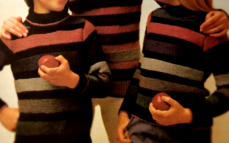 Gestrickter Kinderpullover mit Streifenmuster. (Alle Größen)