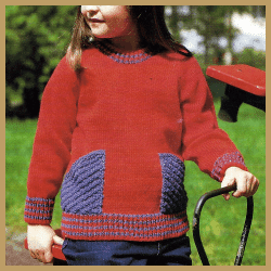 Gestrickter Kinderpullover mit großen Taschen