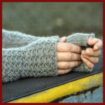 Selbst Gestrickter Pulswärmer mit Blattmuster und mit Band