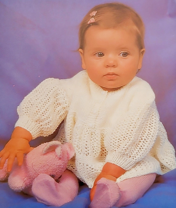 Süßes Gestricktes Babykleidchen. Einfache Anleitung