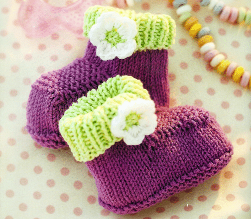 Gestricktes Babystirnband und Babyschuhe mit Häkelblüte