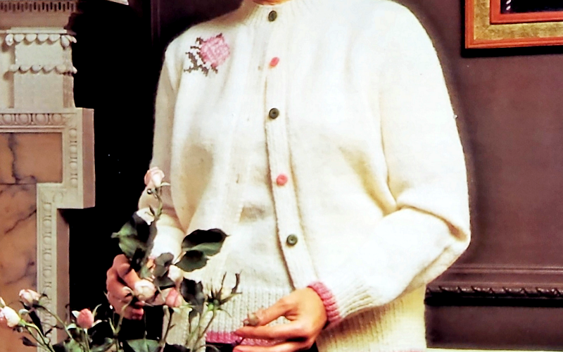 Gestricktes Damen Twinset. Anleitung mit Rosenmuster