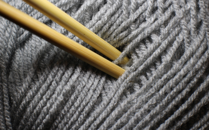 Gestricktes Kleid mit Streifen. Anleitung Größen 40-46