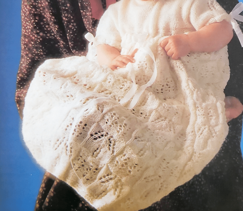 Zauberhaftes gestricktes Taufkleid. Kostenlose Anleitung
