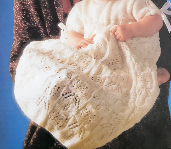 Zauberhaftes gestricktes Taufkleid. Kostenlose Anleitung