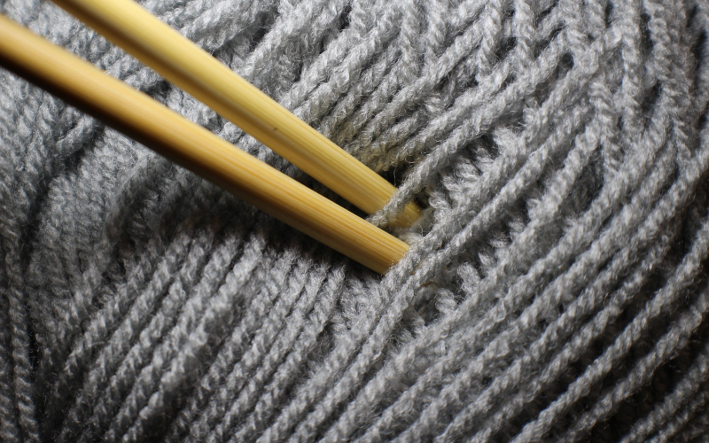 Langer gestrickter Damenmantel stricken. Einfache Anleitung