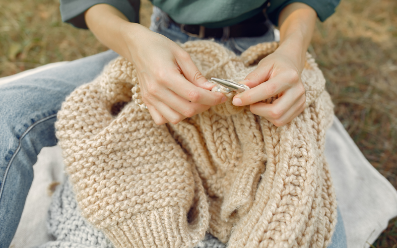 Luftiger Quergehäkelter Pullover mit Raglanärmeln. Anleitung