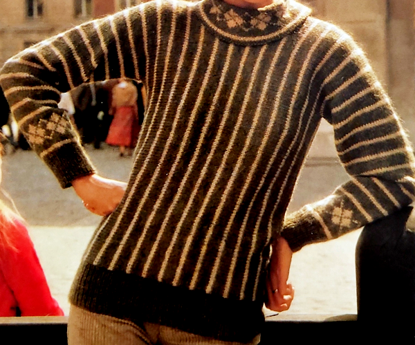 Quergestrickter Streifenpullover. Kostenlose Anleitung