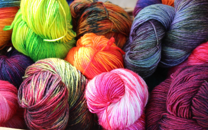 Schulpullover mit V-Ausschnitt. Kostenlose Strickanleitung