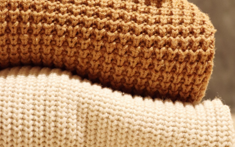 Schulpullover mit V-Ausschnitt. Kostenlose Strickanleitung