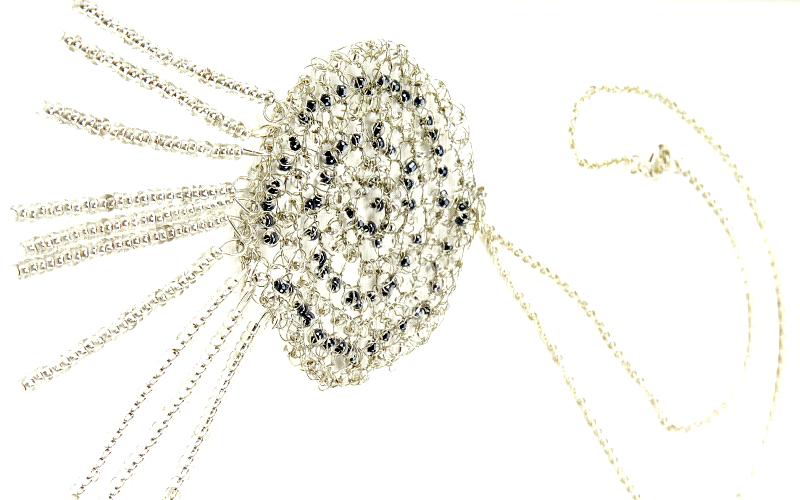 Silberamulett mit Perlen. Häkelanleitung für Schmuck
