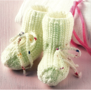 Gestricktes Babymützchen und warme Babysöckchen