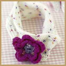 Gestricktes Babystirnband und Babyschuhe mit Häkelblüte